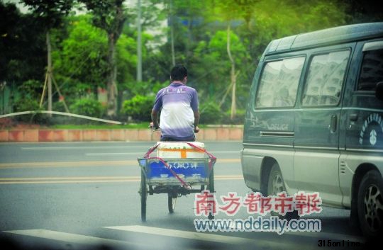 “黑作坊”一部分饅頭被裝運到鴻進路“風(fēng)臨城”小區(qū)附近叫賣。 “黑作坊”一部分饅頭被裝運到鴻進路“風(fēng)臨城”小區(qū)附近叫賣。