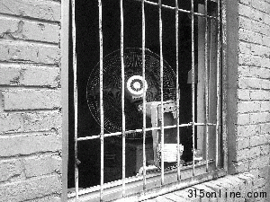 京廣橋附近一家掛著“蒸功夫”牌子的包子店,餡料加工點(diǎn)衛(wèi)生條件很差。 京廣橋附近一家掛著“蒸功夫”牌子的包子店,餡料加工點(diǎn)衛(wèi)生條件很差。