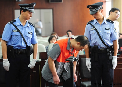 8月30日,張繼存過失致人死亡案在北京市豐臺區(qū)法院開庭。涉嫌制售亞硝酸鹽毒雞的張繼存向原告鞠躬賠罪。蒲東峰/CFP 8月30日,張繼存過失致人死亡案在北京市豐臺區(qū)法院開庭。涉嫌制售亞硝酸鹽毒雞的張繼存向原告鞠躬賠罪。蒲東峰/CFP