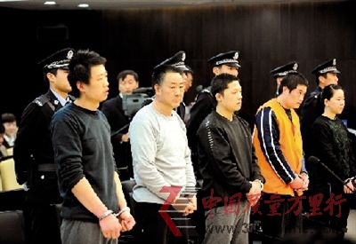 “黑心烤鴨”制銷(xiāo)團(tuán)隊(duì)受審。本報(bào)記者 范繼文 攝