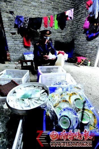 工商人員查處沒收相關物品。 本報記者 徐延春 攝