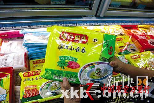 ■部分“問題食品”在廣州各超市仍有售。新快報記者 王飛/攝 ■部分“問題食品”在廣州各超市仍有售。新快報記者 王飛/攝
