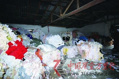 執(zhí)法人員在現(xiàn)場(chǎng)查獲“黑心棉”。