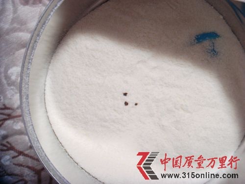 河北方先生買到的合生元呵護(hù)嬰兒配方奶粉中吃出黑色異物。